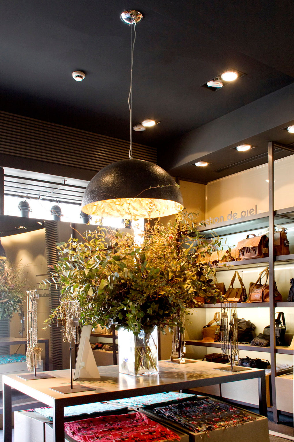 Lámpara colgante MAGMA en negro y oro de FARO (29468) en ambiente interior de salón comedor contemporáneo, diseño de fibra de vidrio y acero para iluminación suspensión LED E27