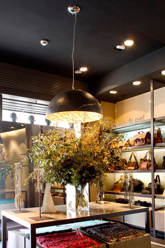 Lámpara colgante MAGMA en negro y oro de FARO (29468) en ambiente interior de salón comedor contemporáneo, diseño de fibra de vidrio y acero para iluminación suspensión LED E27