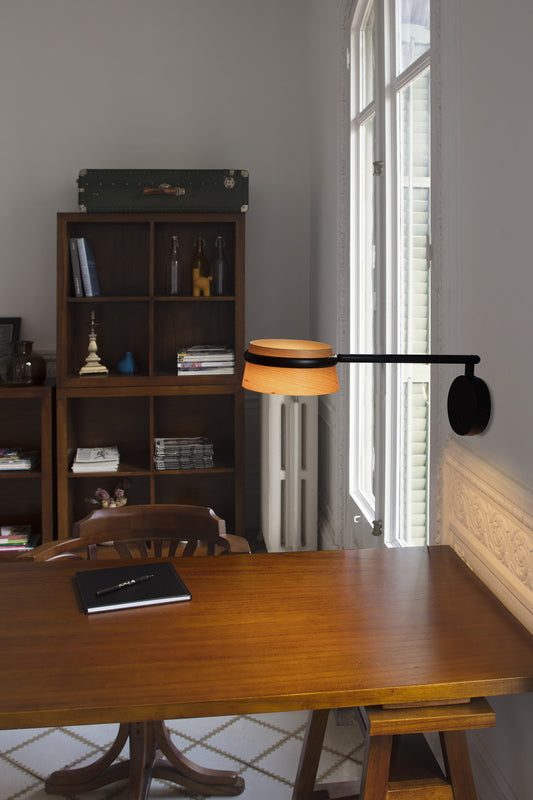 Aplique LED LOOP negro con brazo articulado FARO 29566 en ambiente interior, luminaria pared regulable de diseño contemporáneo sobre madera cerezo