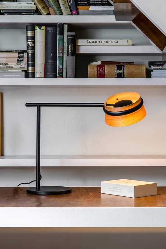 Lámpara sobremesa LOOP en cerezo de FARO (ref. 29568) en ambiente de salón moderno, diseño contemporáneo con madera y luz LED regulable para dormitorio o interior luminoso.