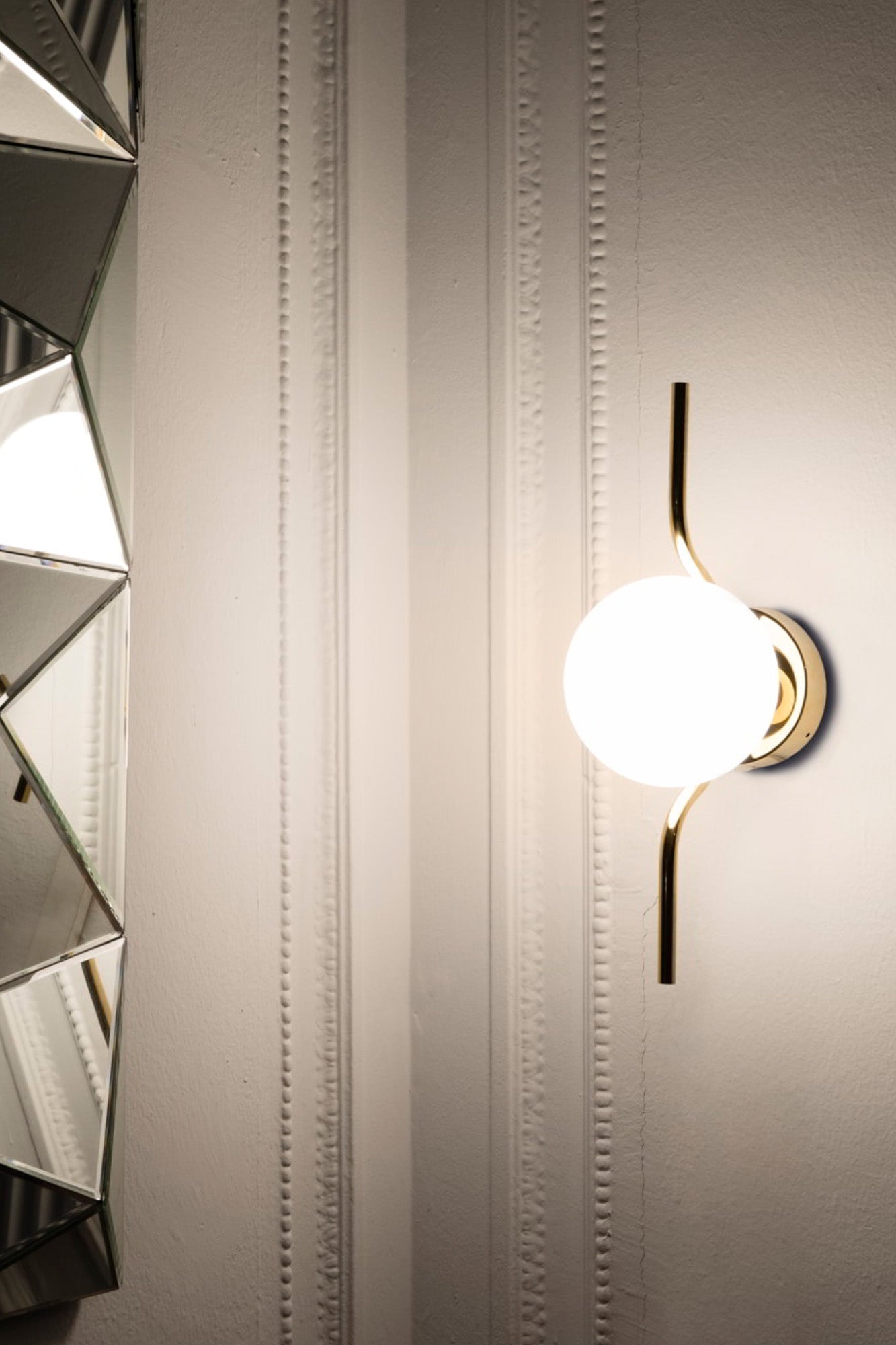 Aplique de pared LE VITA Oro FARO 29690 en ambiente interior, diseño Nahtrang con LED integrado, cristal opalino y brillo oro para iluminación hogar