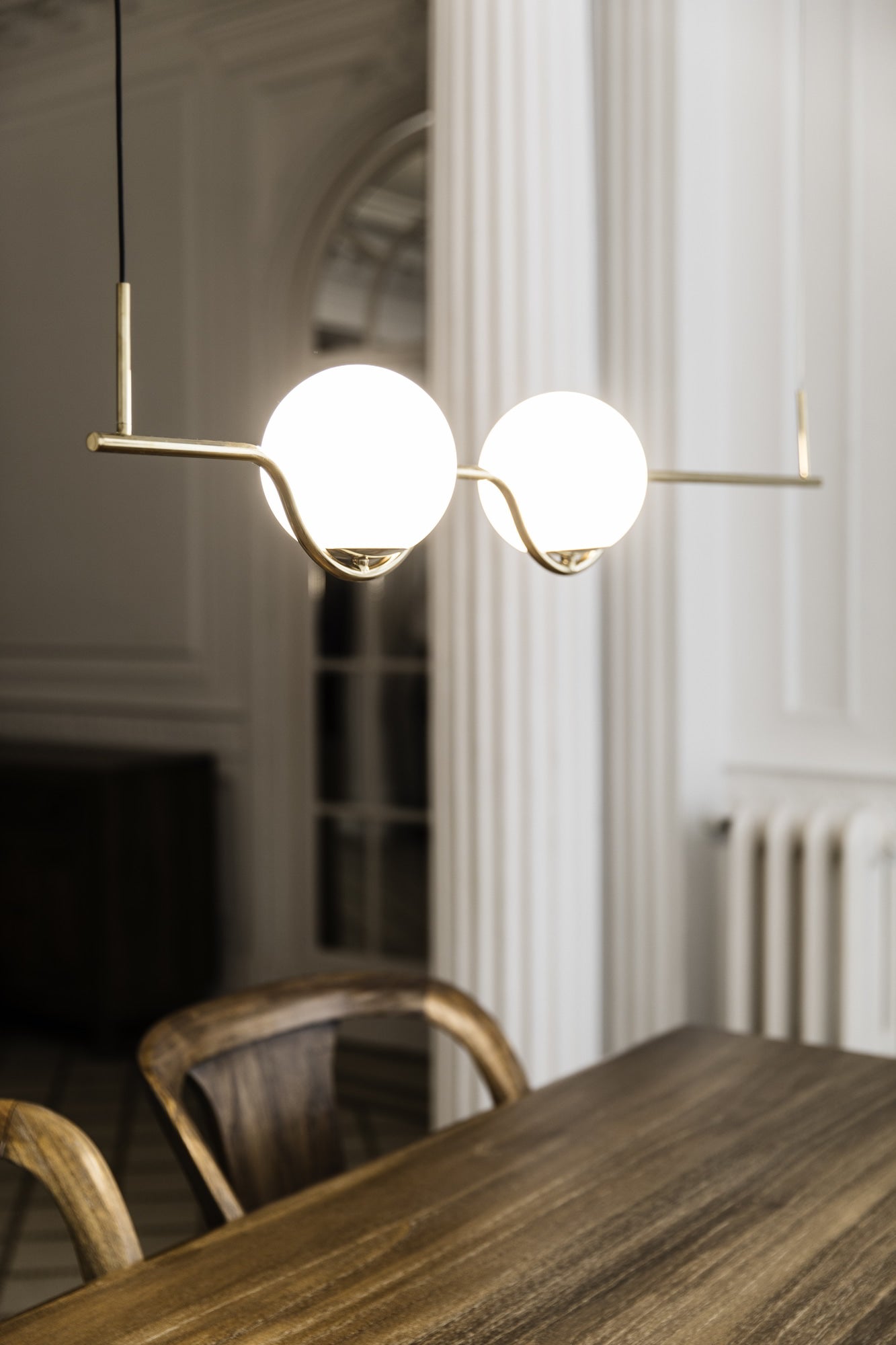 Luminaria de Suspensión LE VITA en Oro Brillo de FARO (modelo 29691) en ambiente interior moderno: diseño Nahtrang con LED, cristal y acero para iluminación hogar elegante.