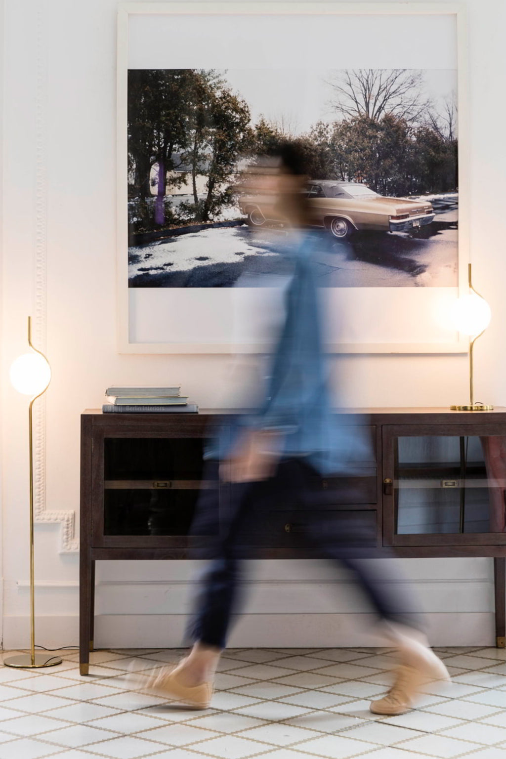 Lámpara de pie LE VITA Dimbale Oro FARO 29693D en ambiente salón moderno, diseño Nahtrang con acabado oro brillo, iluminación LED dimable para interior hogar contemporáneo