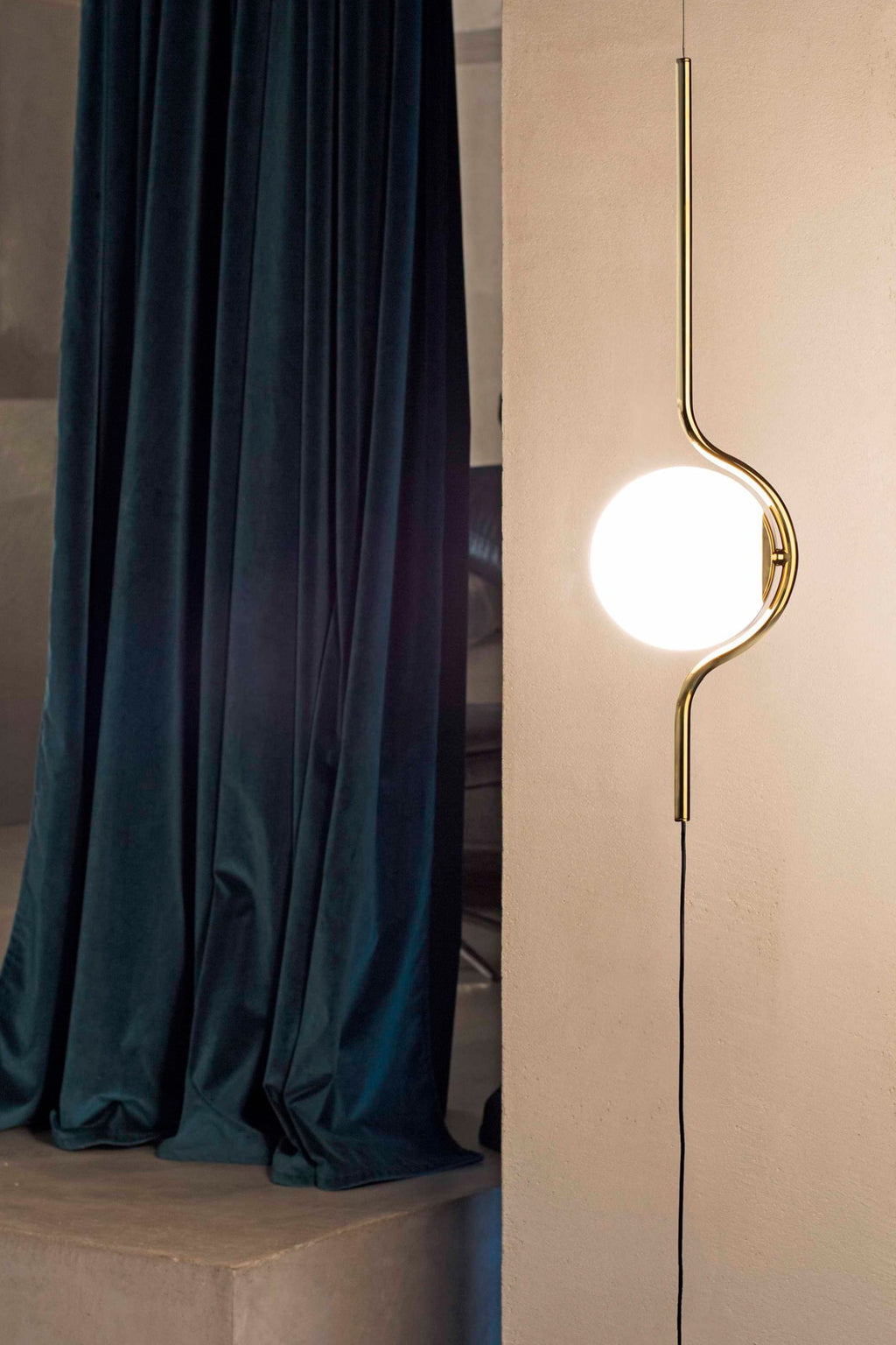 Lámpara colgante LE VITA Oro Brillo FARO 29694 en salón moderno, diseño Nahtrang de acero y cristal LED para iluminación interior hogar