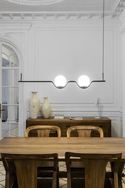 Luminaria colgante negra LE VITA de FARO modelo 29696 en ambiente interior moderno de hogar, diseño contemporáneo con acero, cristal y LED integrado.