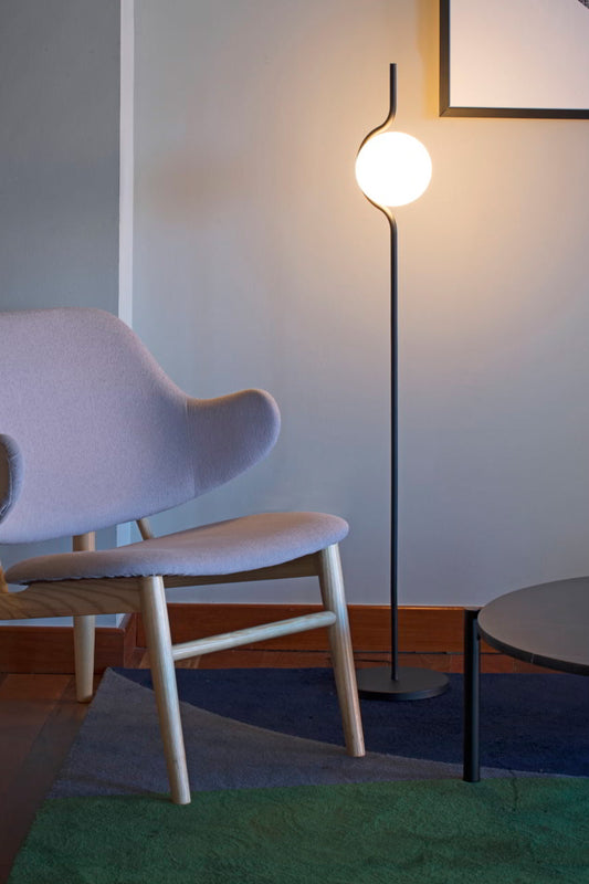 Lámpara de pie LE VITA Dimbale negro mate en salón moderno, diseño FARO luminaria interior de acero y cristal LED dimable 29698