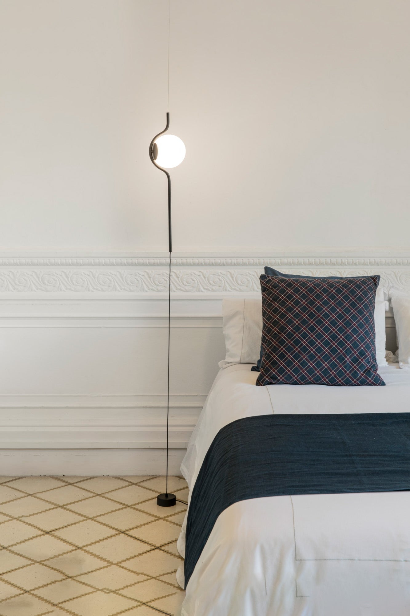 Lámpara colgante LE VITA negra de FARO en salón moderno, luminaria suspensión de acero con diseño Nahtrang e iluminación LED SMD para hogar interior.