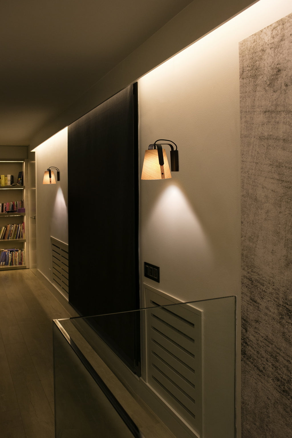 Aplique de pared STOOD negro y madera de cerezo por FARO (29844) en ambiente interior moderno, luminaria de superficie para iluminación del hogar con diseño contemporáneo en acero negro.