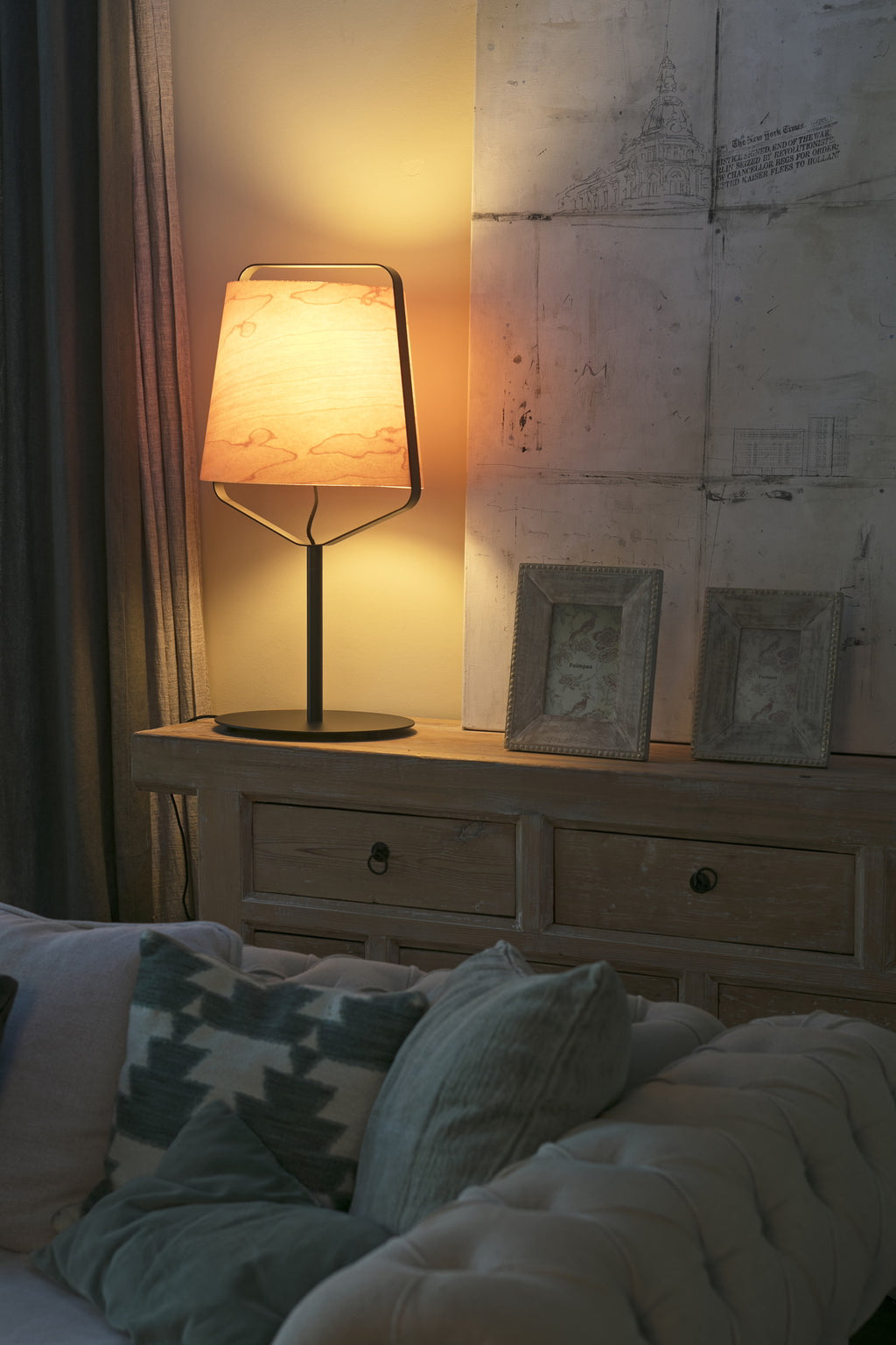 Lámpara de sobremesa STOOD en negro y madera de cerezo de FARO modelo 29846, diseño moderno con base de acero y bombilla E27 LED, en ambiente de salón interior contemporáneo.