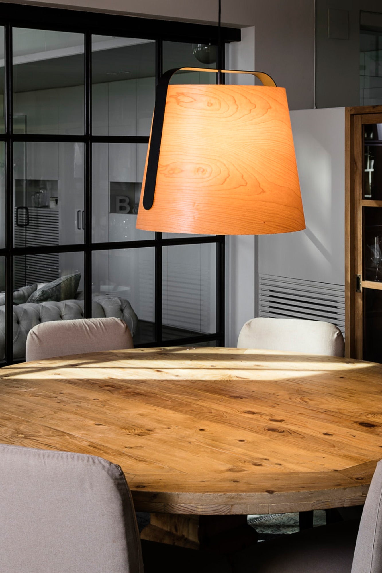 Lámpara colgante STOOD en negro y madera de cerezo, diseño moderno FARO 29848, iluminando un interior hogareño elegante