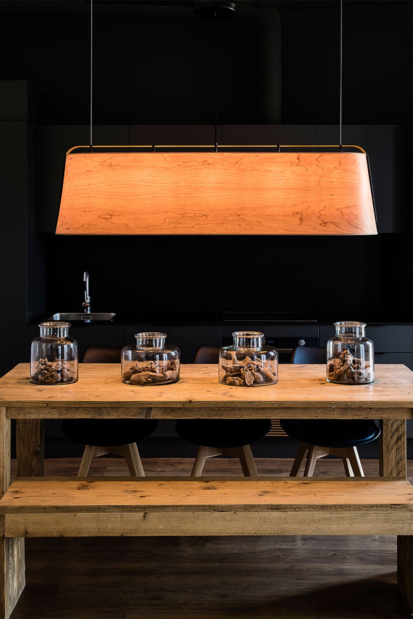 Lámpara colgante STOOD 5L negro mate y madera de cerezo, diseño LÚCID de FARO en ambiente interior hogareño moderno, suspensión de techo con iluminación LED E27