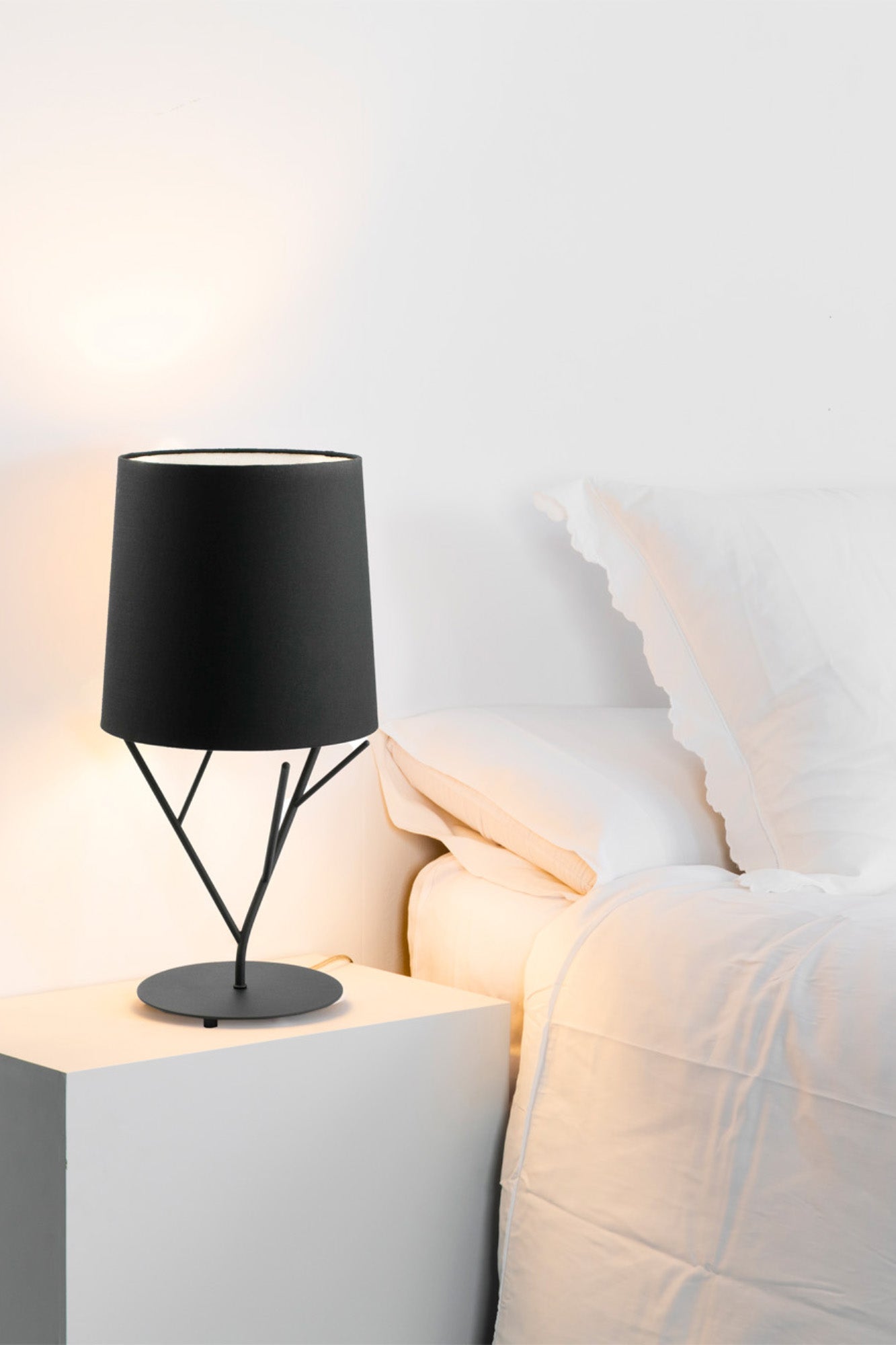 Lámpara de sobremesa TREE negra de FARO (29866, colección 1563) en ambiente interior contemporáneo, iluminando hogar u oficina con estructura de acero y pantalla textil por Estudi Ribaudí.