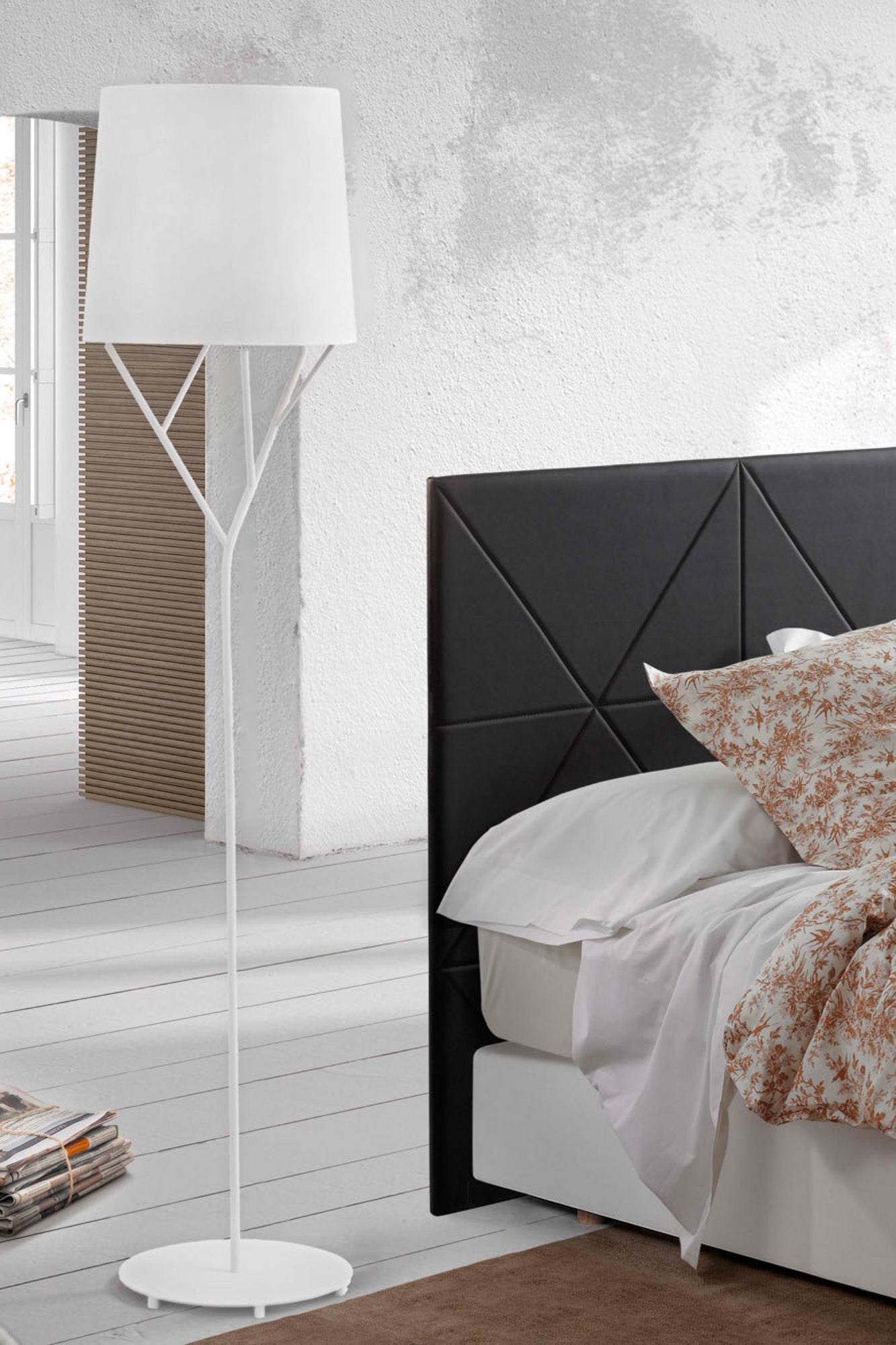 Lámpara de pie TREE en blanco de FARO (29869) en ambiente interior de salón moderno, diseño contemporáneo con estructura de acero y pantalla textil para luminaria de superficie.