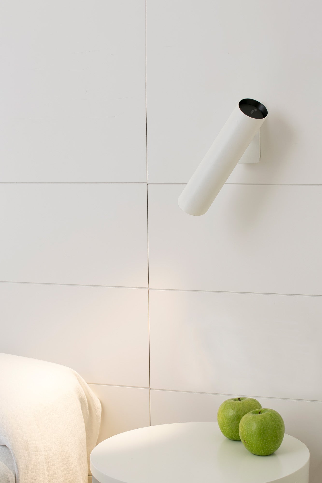 Imagen ambiente de aplique de pared LINK Blanco FARO modelo 29873, luminaria de acero contemporánea para interior, montada en pared con bombilla GU10-LED, diseño superficie moderno.