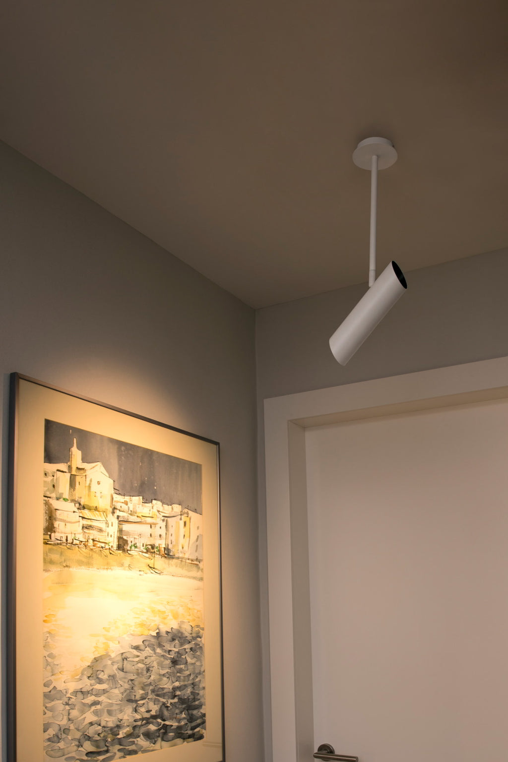 Luminaria colgante LINK Blanco Mate FARO 29877 en ambiente interior contemporáneo, diseño orientable de Estudi Ribaudi en acero para iluminación moderna.