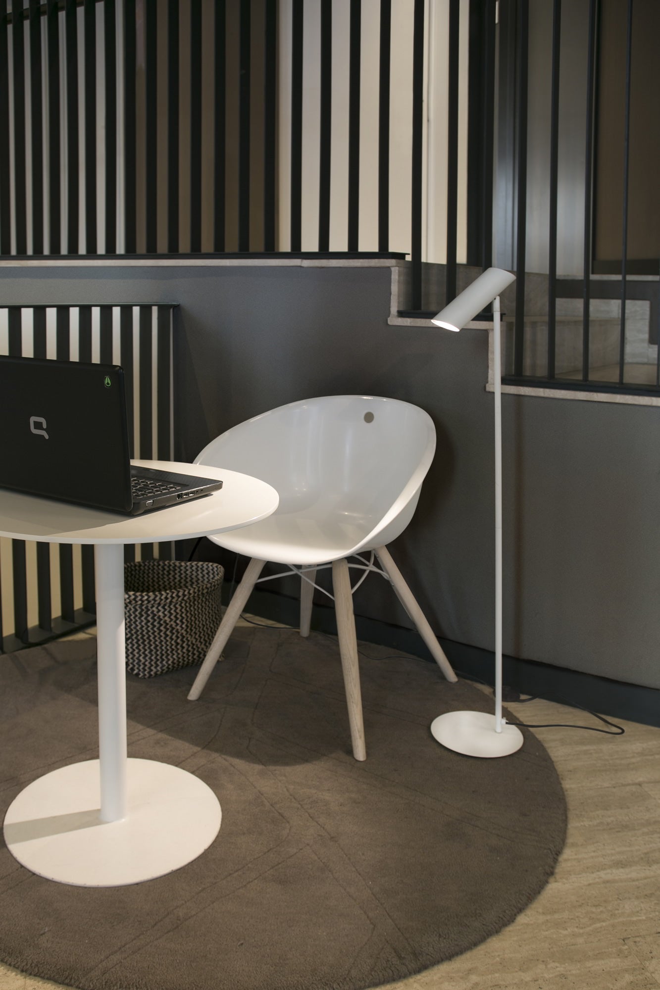 Lámpara de pie LINK blanco de FARO (29883) en ambiente de salón contemporáneo, diseño acero iluminando interior hogar.