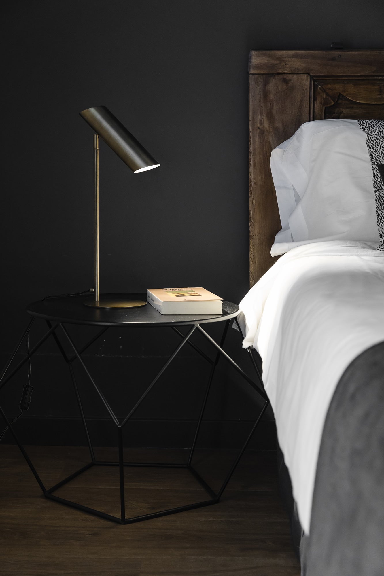 Lámpara sobremesa LINK en bronce de FARO (29898), diseño contemporáneo de Estudi Ribaudí en colección 1564, en ambiente interior de salón o dormitorio con estructura de acero.