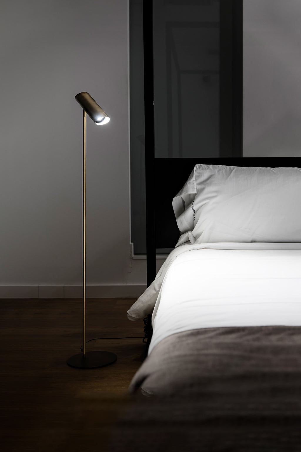 Lámpara de pie LINK en bronce de FARO (modelo 29899), diseño contemporáneo de Estudi Ribaudi en acero, iluminación ambiente para interiores de la colección 1564