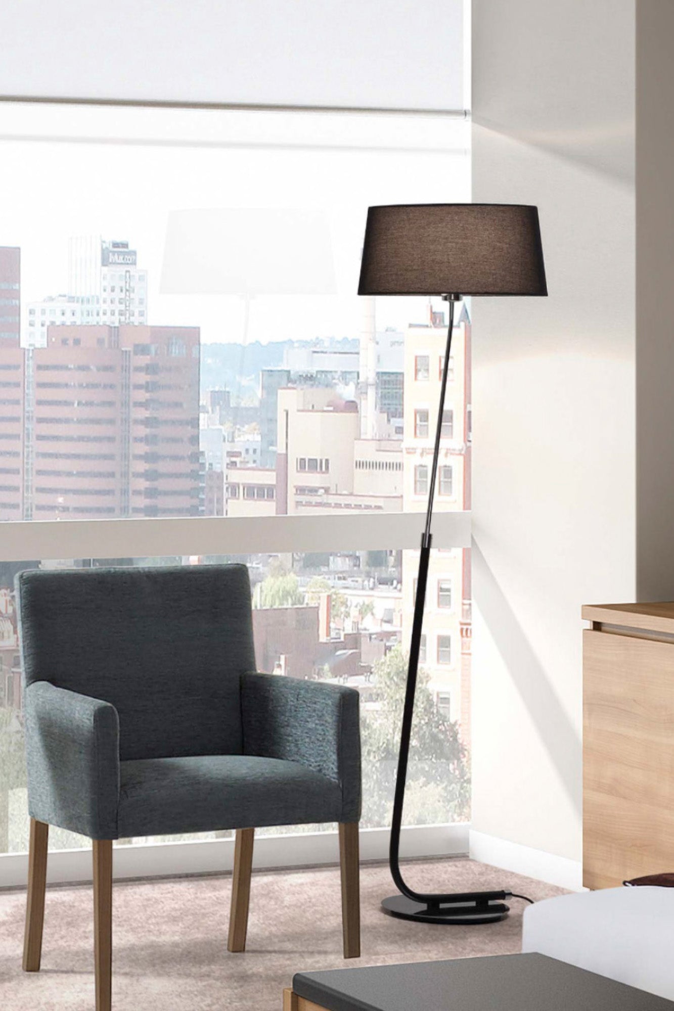 Lámpara de pie negra FARO modelo 29948 en ambiente de hotel moderno, iluminación interior contemporánea con acero y textil, diseño luminaria de suelo contemporáneo