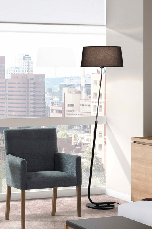 Lámpara de pie negra FARO modelo 29948 en ambiente de hotel moderno, iluminación interior contemporánea con acero y textil, diseño luminaria de suelo contemporáneo