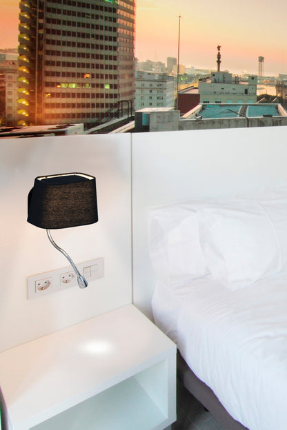 Lámpara de pared SWEET en negro con lector FARO modelo 29951 en ambiente interior moderno, luminaria de superficie en acero y textil para iluminación de lectura contemporánea