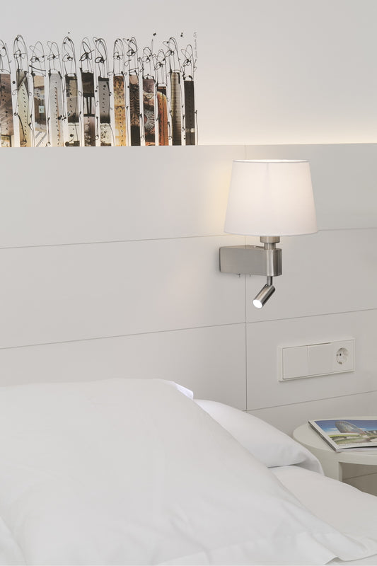 Aplique LED ROOM blanco con lector de pared FARO 29976 en ambiente interior hogareño, iluminación LED moderna en níquel satinado, acero y textil para hogar y restauración