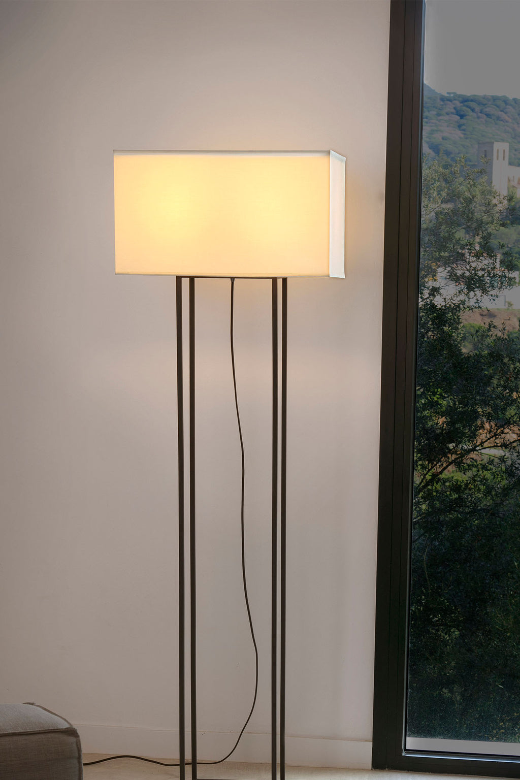 Lámpara de pie VESPER marrón de FARO modelo 29979 en ambiente salón moderno, diseño contemporáneo con estructura de acero textil para iluminación interior acogedora