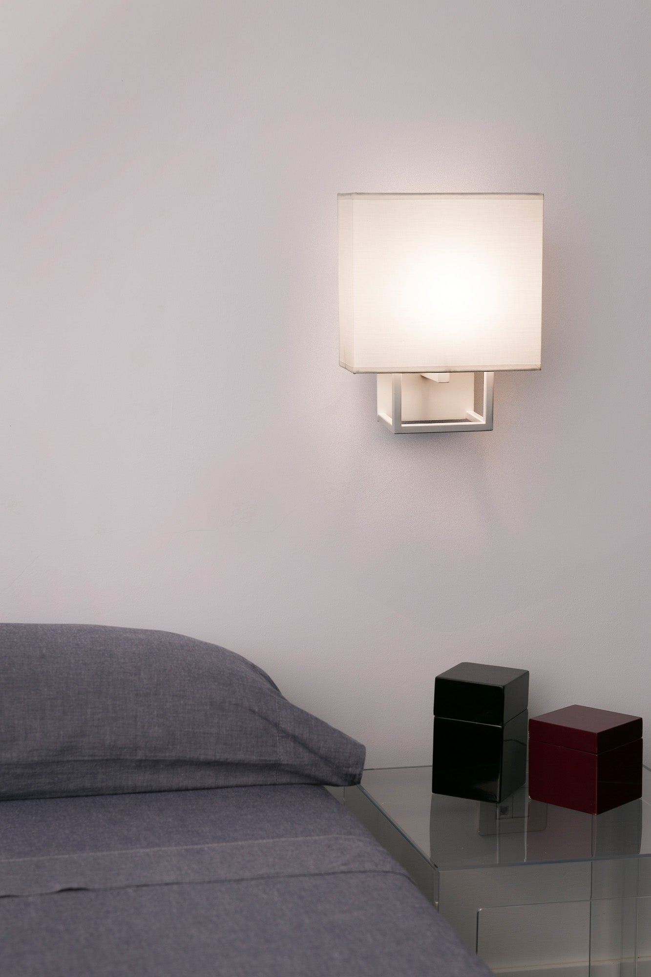 Lámpara de pared VESPER Blanca de FARO en ambiente interior moderno, luminaria de superficie en acero y textil para iluminación hogareña elegante.