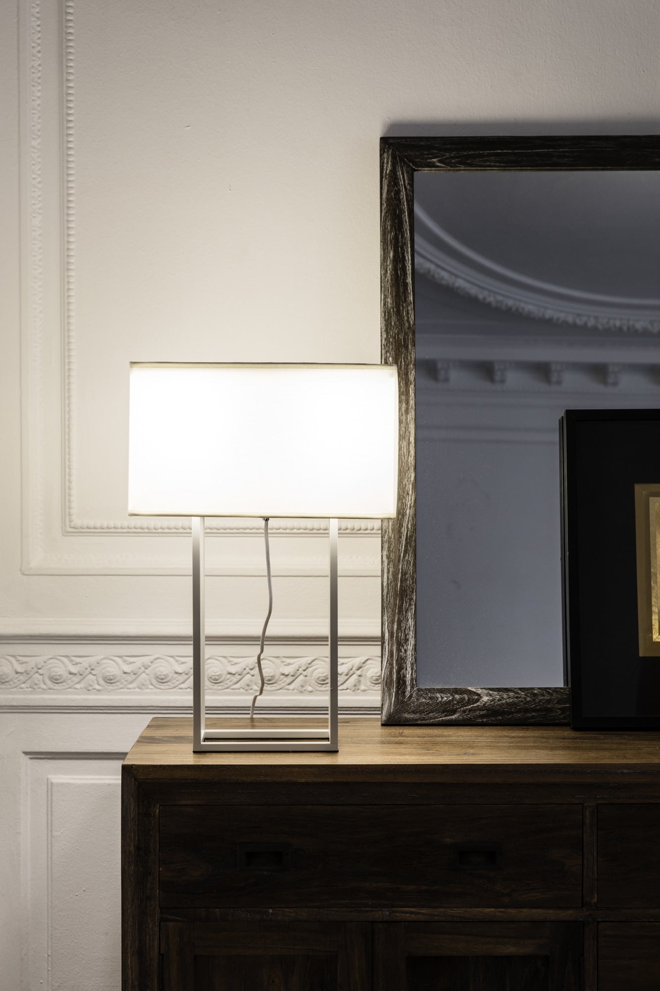 Lámpara sobremesa VESPER blanca de FARO (ref. 29984) en ambiente interior moderno, diseño luminaria superficie en acero y textil para hogar - Colección 2624