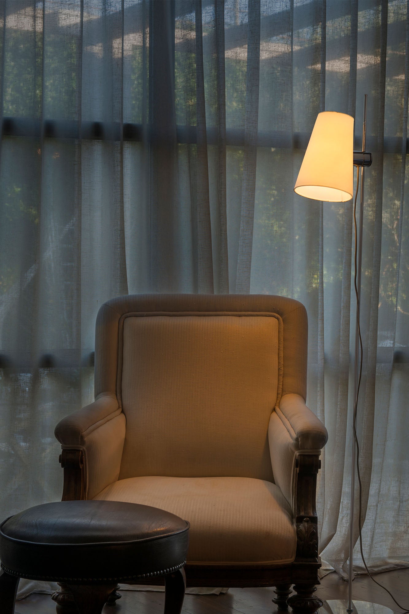 Lámpara de pie LUPE en cromo de la colección FARO 29998, diseño contemporáneo en acero y textil para iluminación residencial interior, en ambiente luminoso