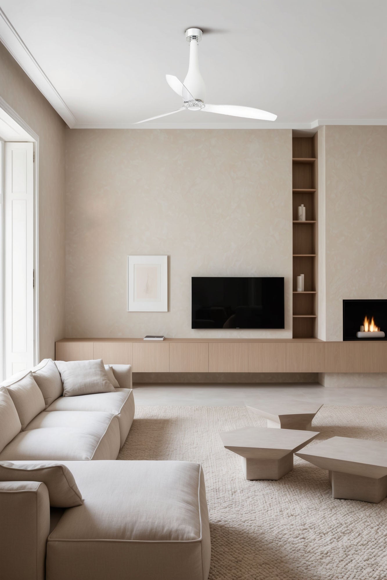 Ventilador de techo ETERFAN M blanco mate de FARO (32001WW) en ambiente hogareño, con motor DC de 6 velocidades, control remoto y ventilación transparente sin luz, ideal para verano.