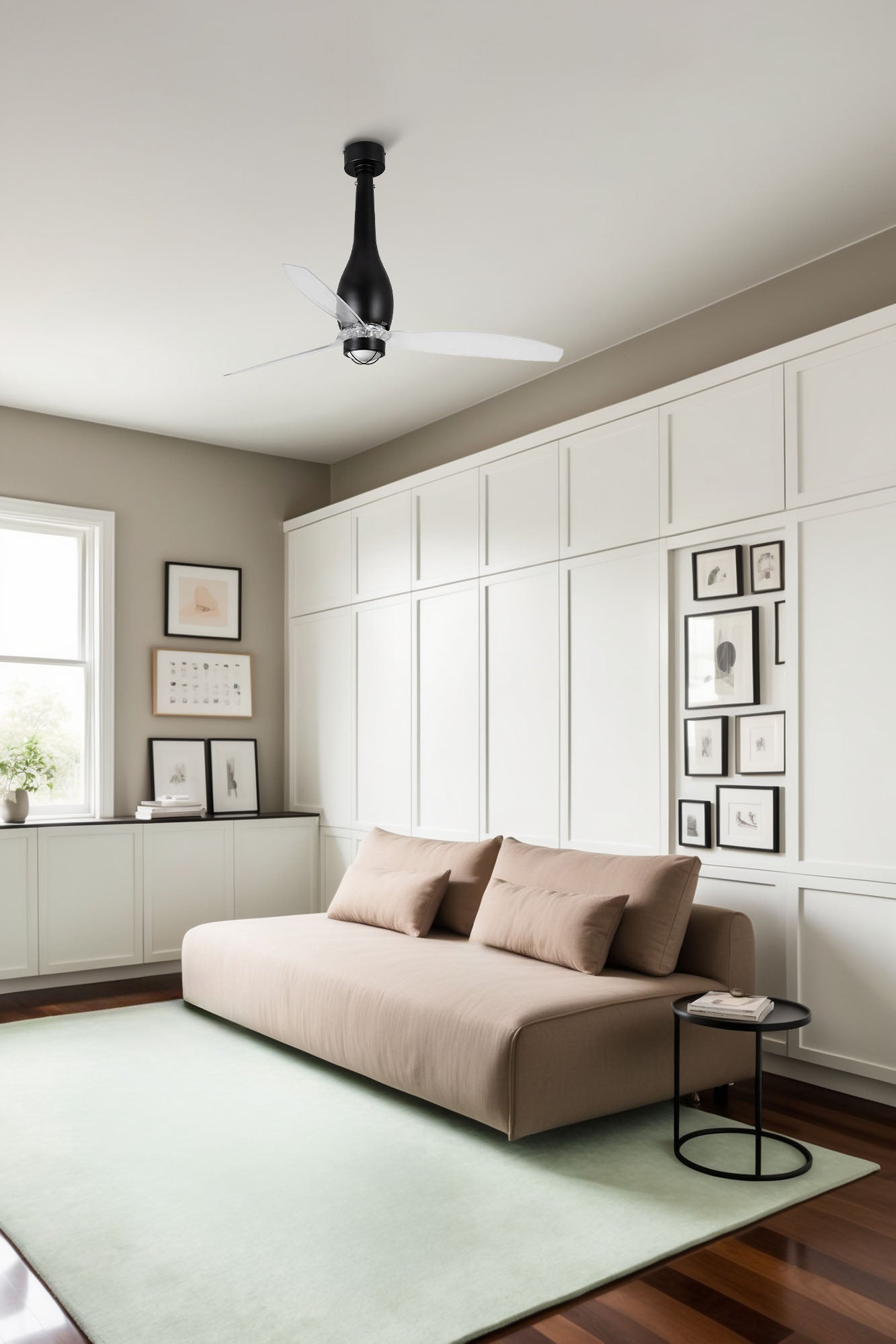 Ventilador de techo LED ETERFAN M negro mate FARO 32003WW-10 en ambiente hogareño, con luz integrada, motor DC, 6 velocidades y mando a distancia, ventilación cristal.