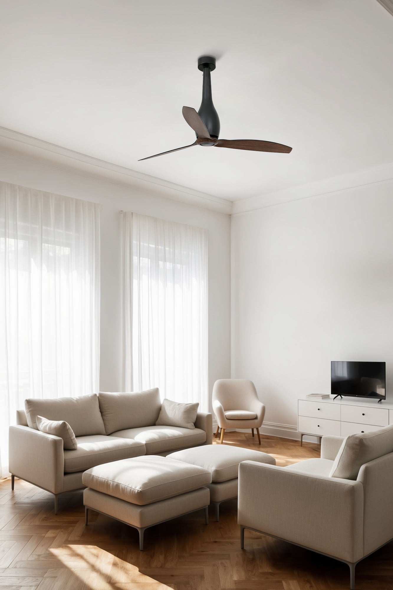 Ventilador de techo Eterfan M negro mate/nogal WIZ Faro 32004WW en ambiente hogareño moderno, motor DC silencioso con mando a distancia y 6 velocidades para ventilación veraniega.