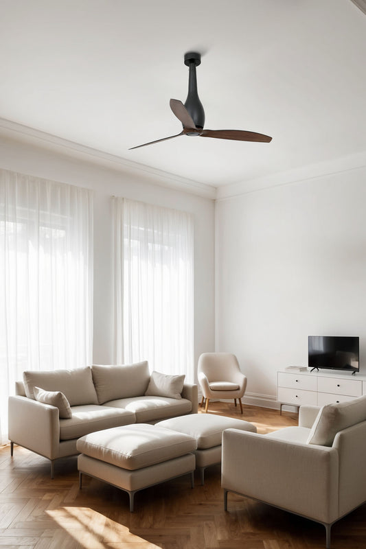 Ventilador de techo Eterfan M negro mate/nogal WIZ Faro 32004WW en ambiente hogareño moderno, motor DC silencioso con mando a distancia y 6 velocidades para ventilación veraniega.