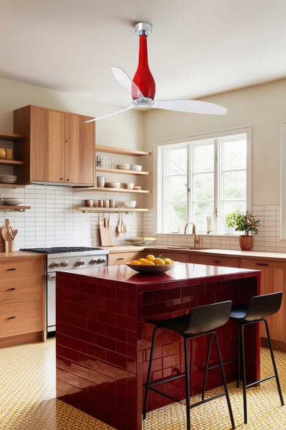 Ventilador de techo Eterfan M rojo brillo FARO 32005WW en ambiente hogareño moderno, con motor DC, mando a distancia, función inversa y ventilación eficiente.