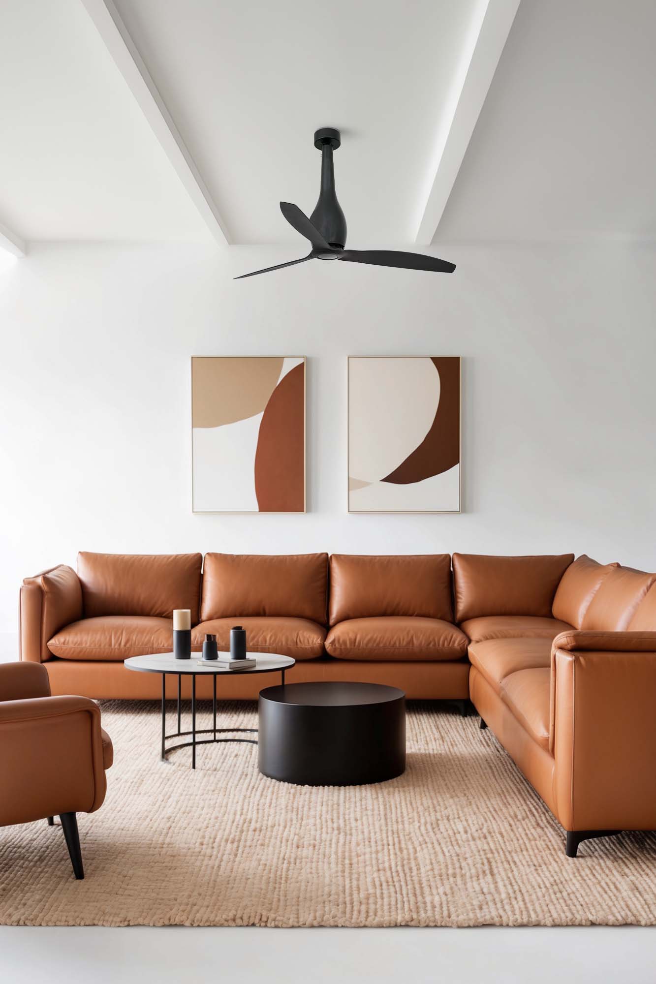 Ventilador de techo ETERFAN M negro mate FARO modelo 32006WW en ambiente hogareño, motor DC silencioso con mando a distancia, función inversa y ventilación eficiente energética