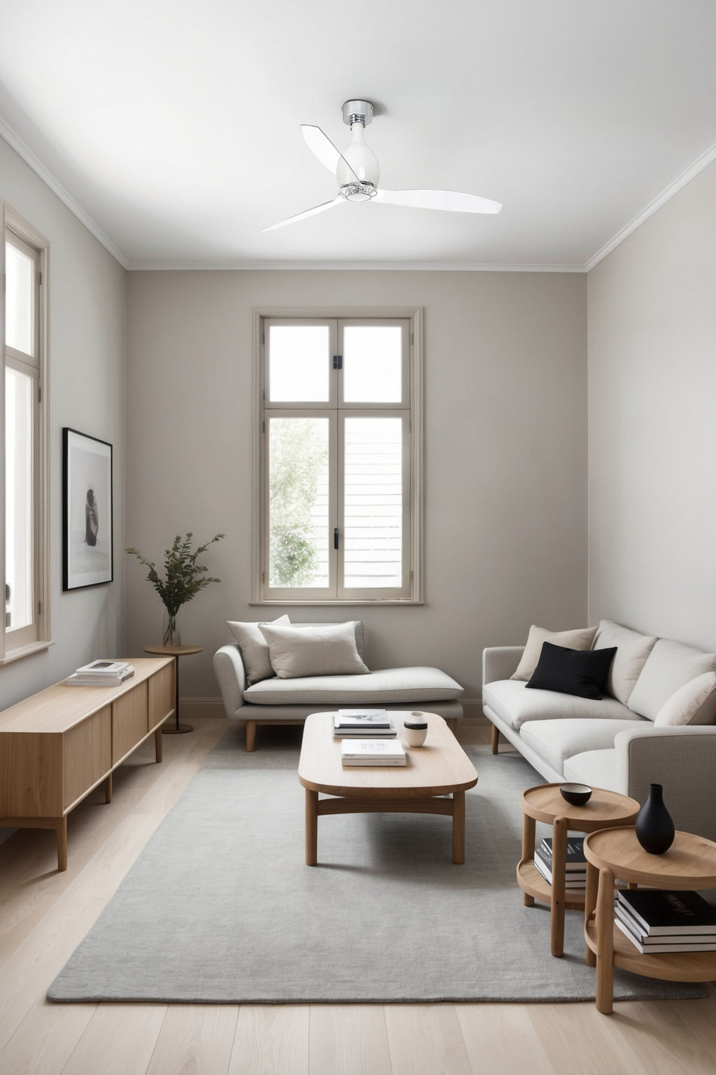 Ventilador de techo MINI ETERFAN M blanco brillo y transparente FARO 32020WW en ambiente hogareño, con motor DC reversible, mando a distancia y ventilación eficiente.