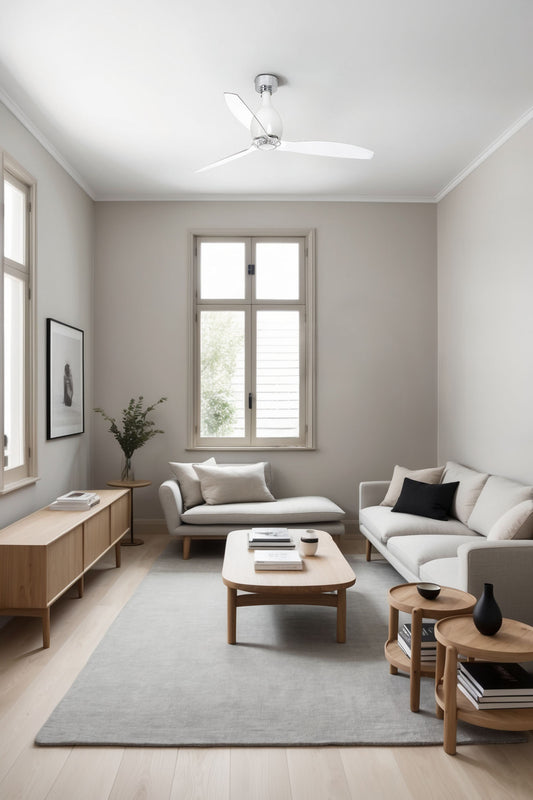 Ventilador de techo MINI ETERFAN M blanco brillo y transparente FARO 32020WW en ambiente hogareño, con motor DC reversible, mando a distancia y ventilación eficiente.