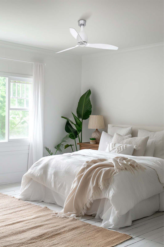 Ventilador de techo MINI ETERFAN M blanco mate de FARO modelo 32025 en ambiente residencial moderno, con motor DC eficiente para ventilación verano e invierno, sin luz integrada y mando a distancia incluido