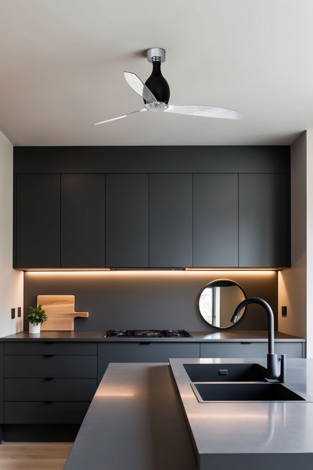 Ventilador de techo MINI ETERFAN M en negro brillo y aspas transparentes de FARO modelo 32026, instalado en ambiente moderno de sala luminosa con motor DC reversible para verano e invierno, ventilación eficiente sin luz integrada y control por mando a distancia.