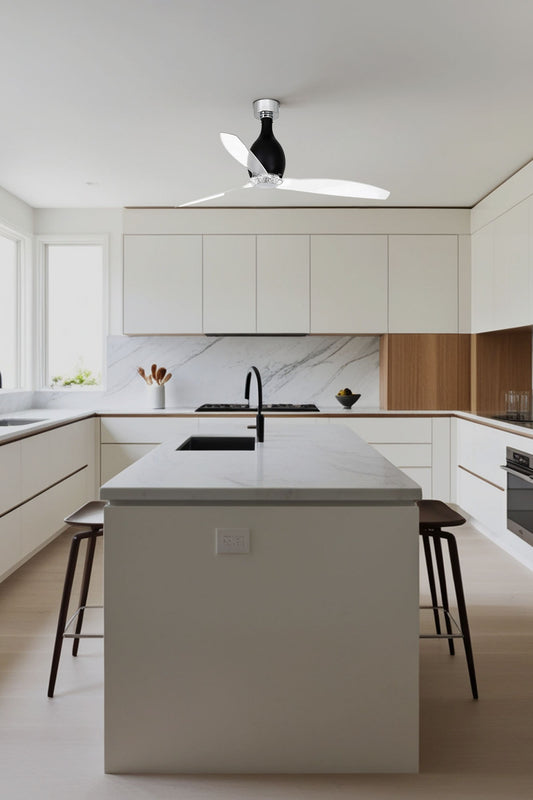 Imagen ambiente de ventilador de techo MINI ETERFAN M en negro brillo y transparente de FARO, modelo 32026WW, con motor DC, mando a distancia, sin luz integrada, reversible para ventilación en hogar u oficina.