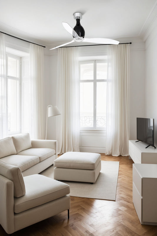 Ventilador de techo Mini Eterfan M negro mate FARO 32027WW en ambiente hogareño, con aspas transparentes, motor DC silencioso, mando a distancia y función inversa para ventilación óptima.