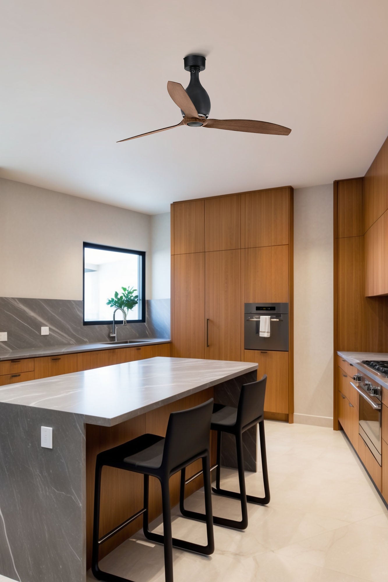 Ventilador de techo MINI ETERFAN M en negro mate con aspas de nogal de FARO modelo 32028, imagen ambiente en habitación moderna con ventilación eficiente sin luz, motor DC reversible para verano e invierno, control por mando a distancia