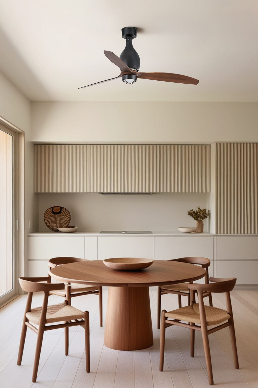 Ventilador de techo LED MINI ETERFAN M en negro mate de FARO (modelo 32028WW-10), con motor DC insonoro, iluminación integrada y mando a distancia, en ambiente moderno de habitación con ventilación eficiente.