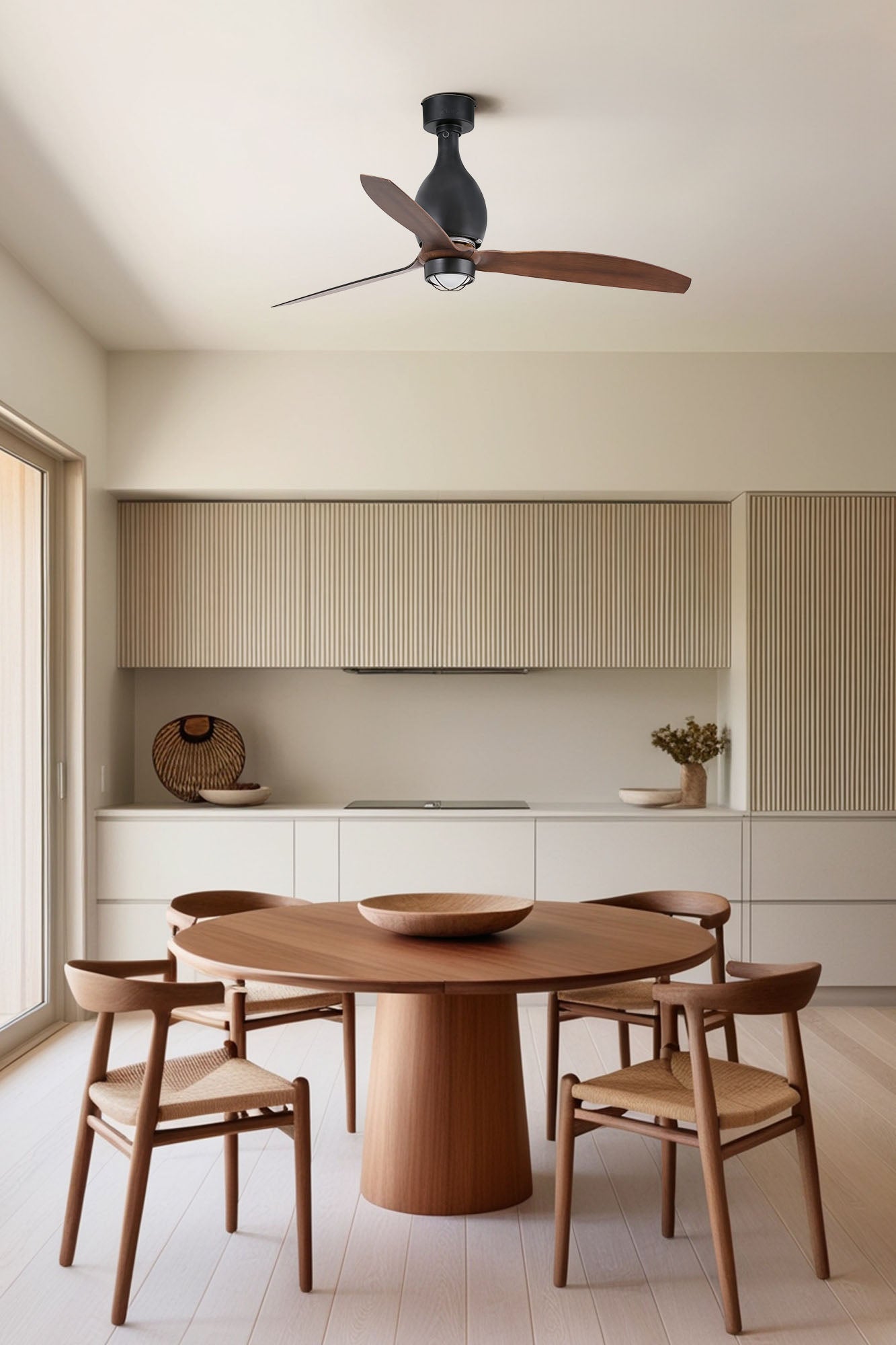 Ventilador de techo LED MINI ETERFAN M en negro mate de FARO (modelo 32028WW-10), con motor DC insonoro, iluminación integrada y mando a distancia, en ambiente moderno de habitación con ventilación eficiente.