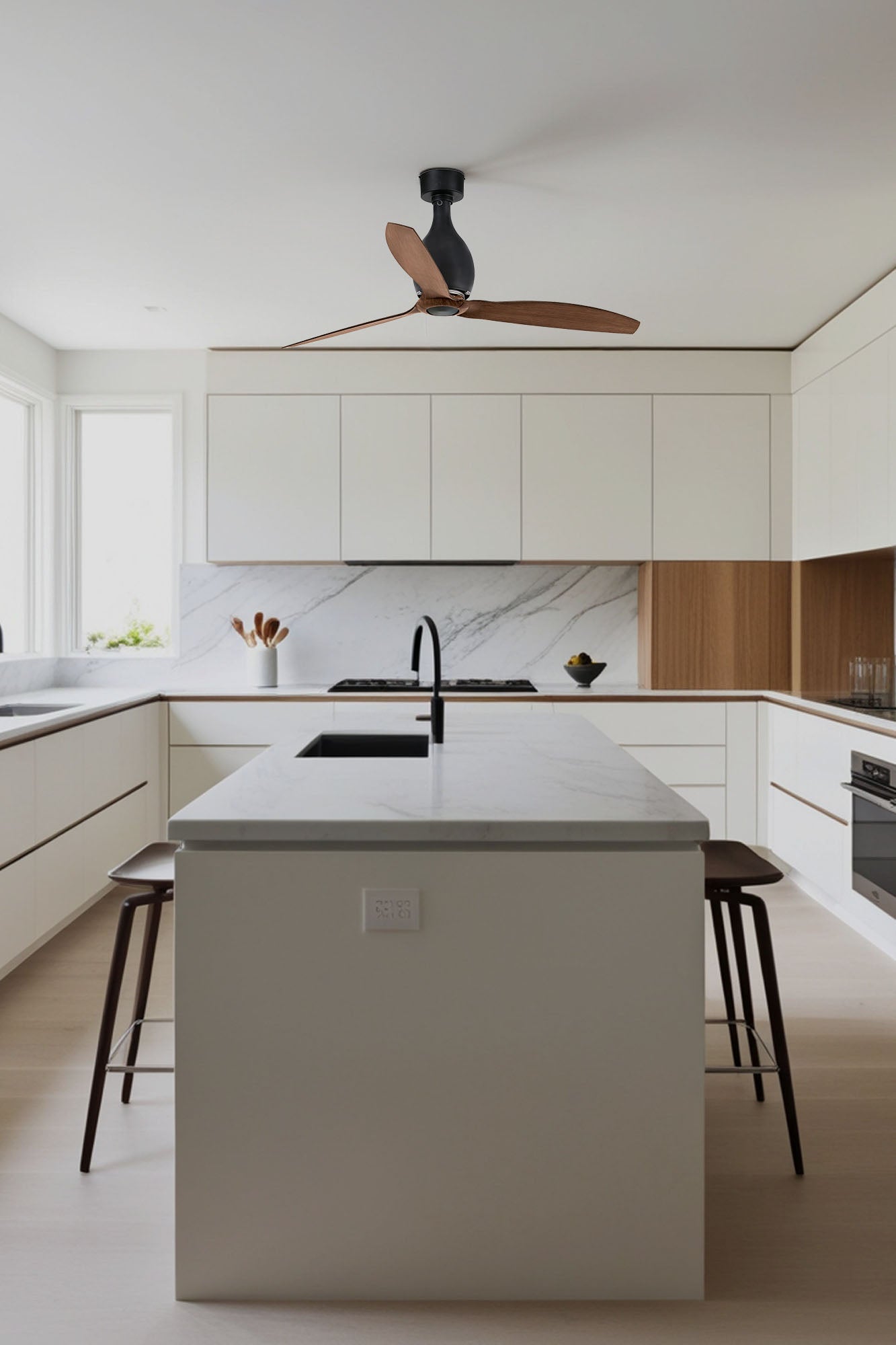 Ventilador de techo MINI ETERFAN M en negro mate de FARO modelo 32028WW instalado en ambiente moderno, sin luz integrada, motor DC silencioso con 6 velocidades y mando a distancia, acabado en nogal para ventilación eficiente.