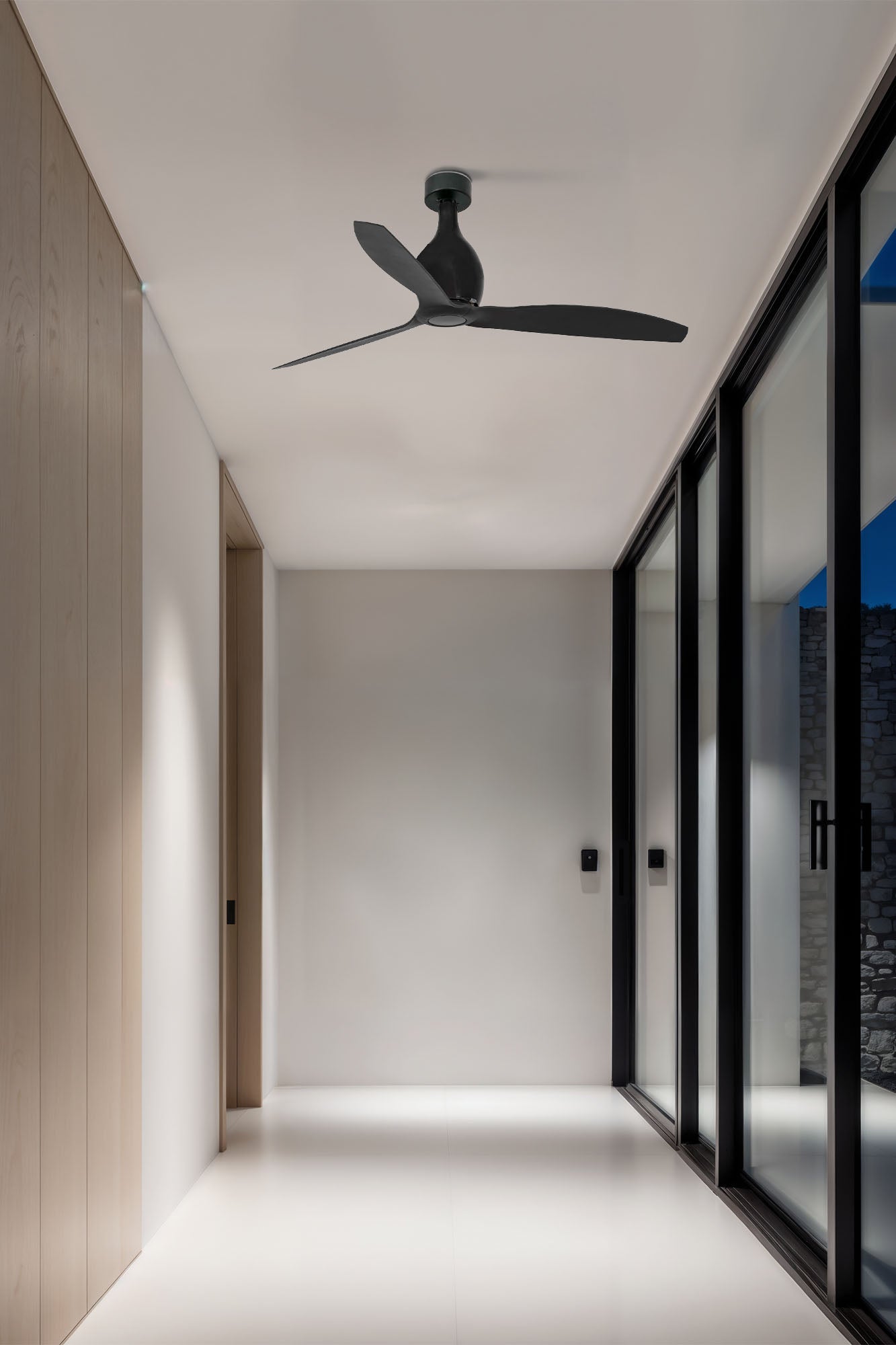 Ventilador de techo MINI ETERFAN M en negro mate de FARO modelo 32030 instalado en ambiente hogareño moderno, con diseño compacto de metal y ABS para ventilación eficiente en verano e invierno, bajo consumo energético y mando a distancia incluido.