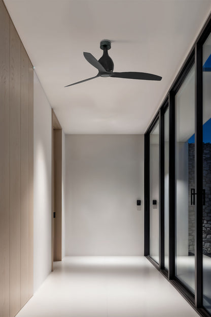 Ventilador de techo MINI ETERFAN M en negro mate de FARO modelo 32030 instalado en ambiente hogareño moderno, con diseño compacto de metal y ABS para ventilación eficiente en verano e invierno, bajo consumo energético y mando a distancia incluido.