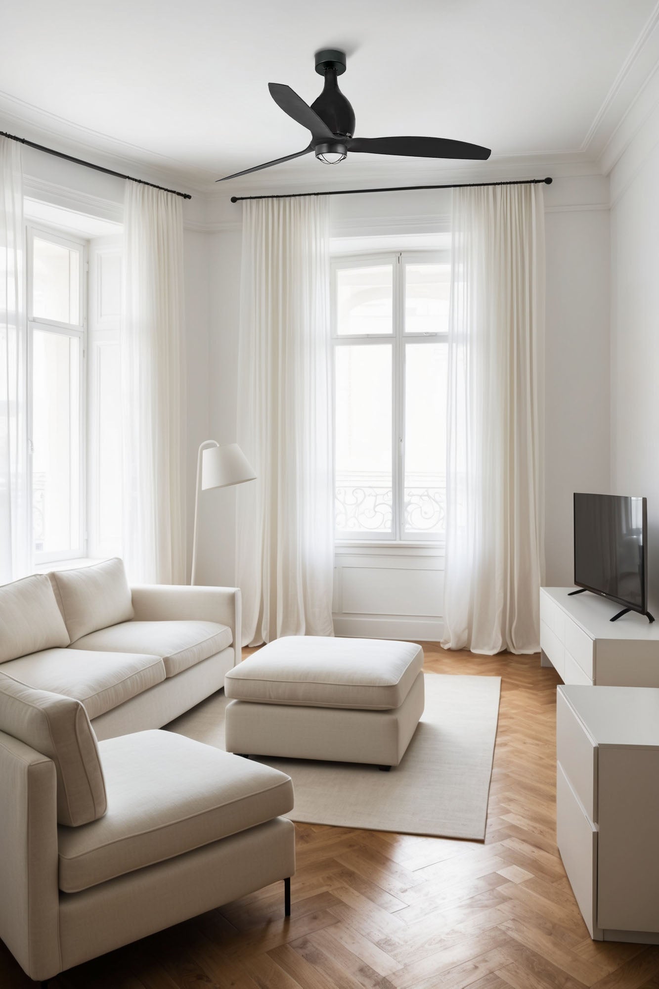 Ventilador de techo LED MINI ETERFAN M en negro mate de FARO (32030WW-10) instalado en dormitorio moderno, con motor DC reversible, ventilación eficiente y luz LED integrada, control por mando a distancia.