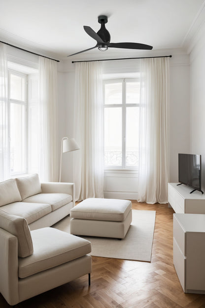 Ventilador de techo LED MINI ETERFAN M en negro mate de FARO (32030WW-10) instalado en dormitorio moderno, con motor DC reversible, ventilación eficiente y luz LED integrada, control por mando a distancia.